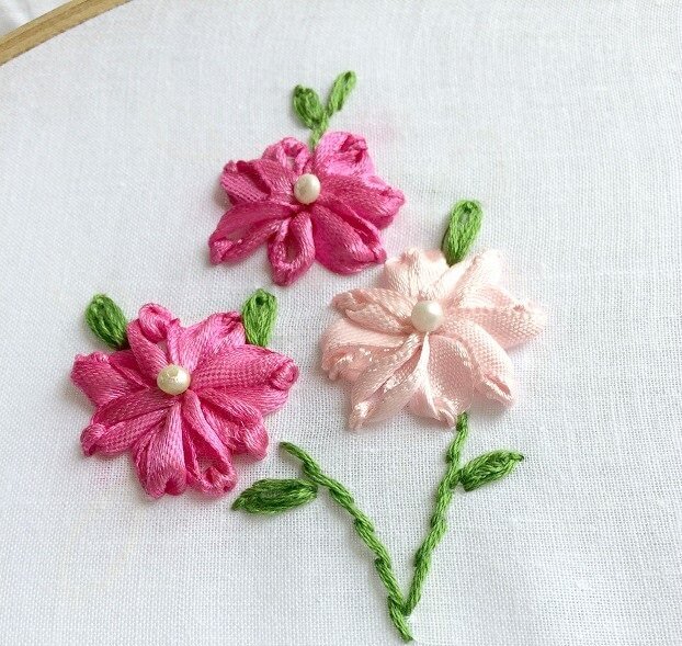 Thêu mũi Lazy daisy bằng dây ruy băng - Hình 1