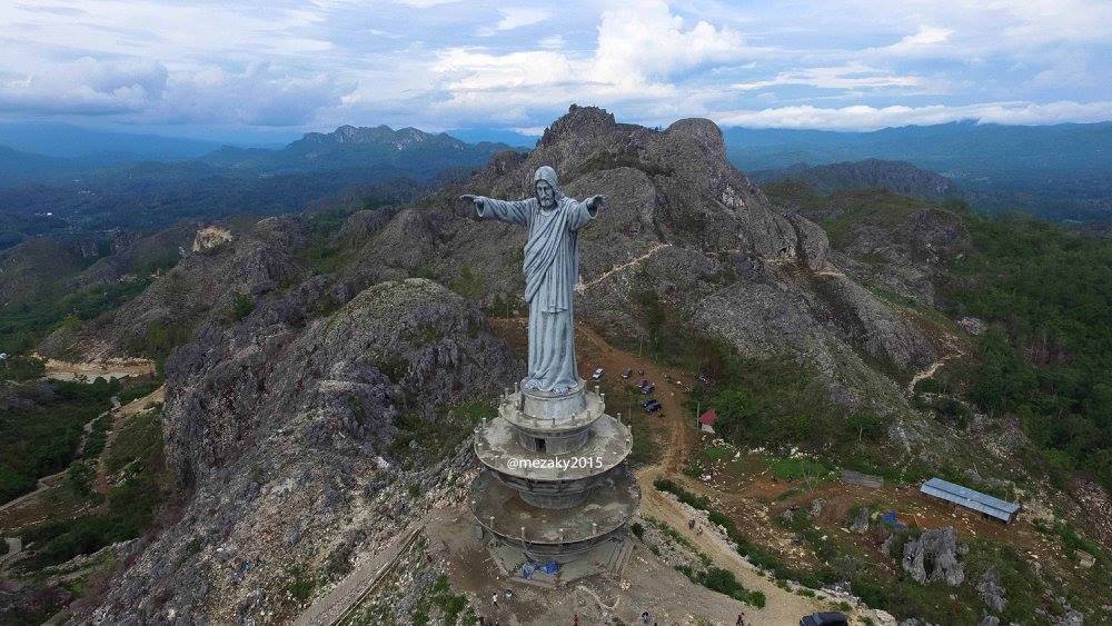 Objek Wisata Patung Tuhan Yesus Burake