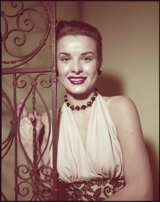 American Classic Beauty: 40 Glamorous Photos of Jean Peters in the