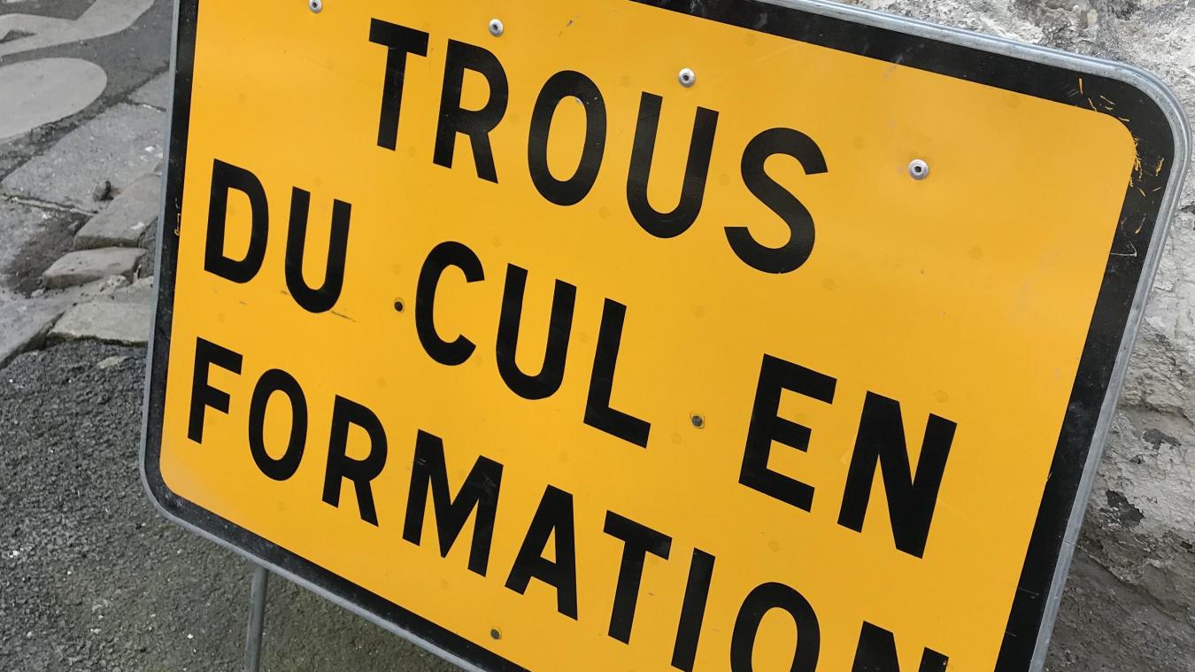 Comment ça se dit en français? panneaux insolites trous du cul en formation