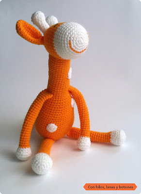 Con hilos, lanas y botones: jirafa amigurumi naranja