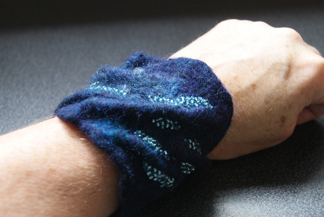 DIY Gefilztes Armband aus blauer Merinowolle