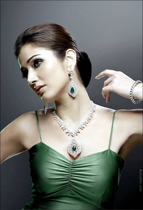Bollywood Actress Navina Bole Hot And Sexy Spicy Beauty