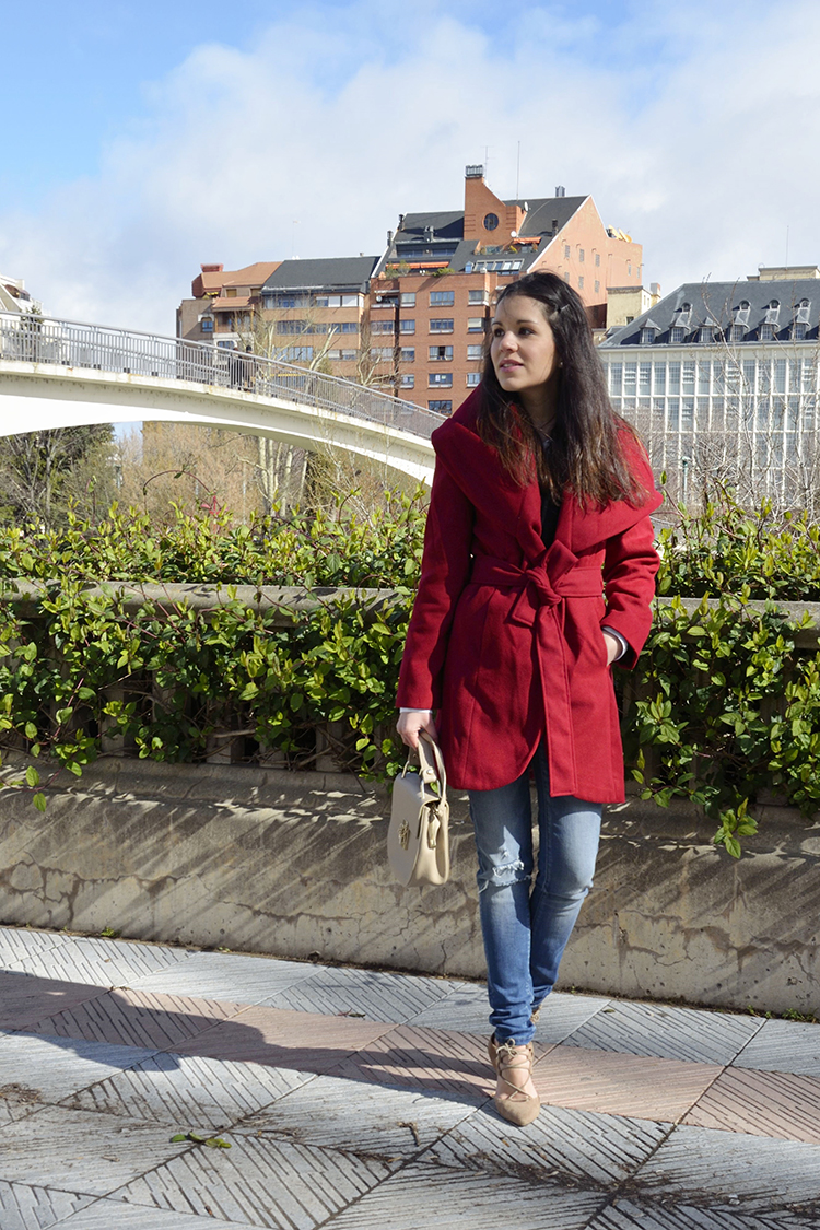abrigo-color-cereza-trends-gallery-fashion-blogger-jeans