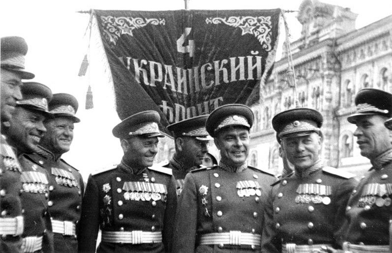 Брежнев на параде победы 1945 года фото