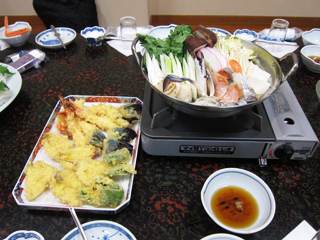 旬の食材がたっぷり入った鍋と天ぷら