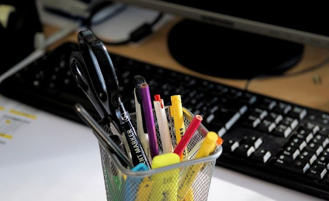 ways organize personal belongings workplace neat desk clean workspace