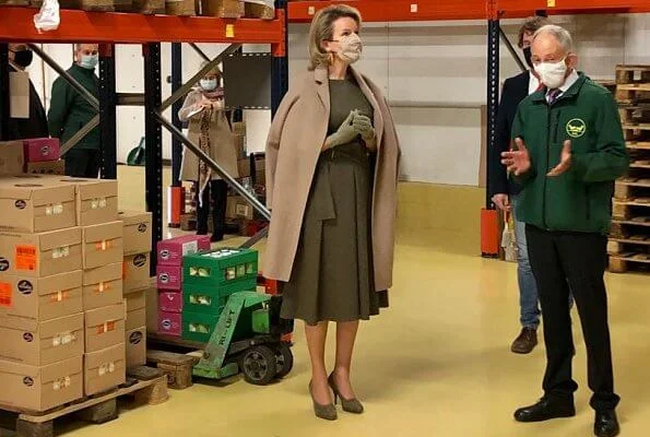 Queen Mathilde wore a khaki wool belted dress and camel wool cashmere coat from Natan FW20 collection. Delphine Nardin gold earrings