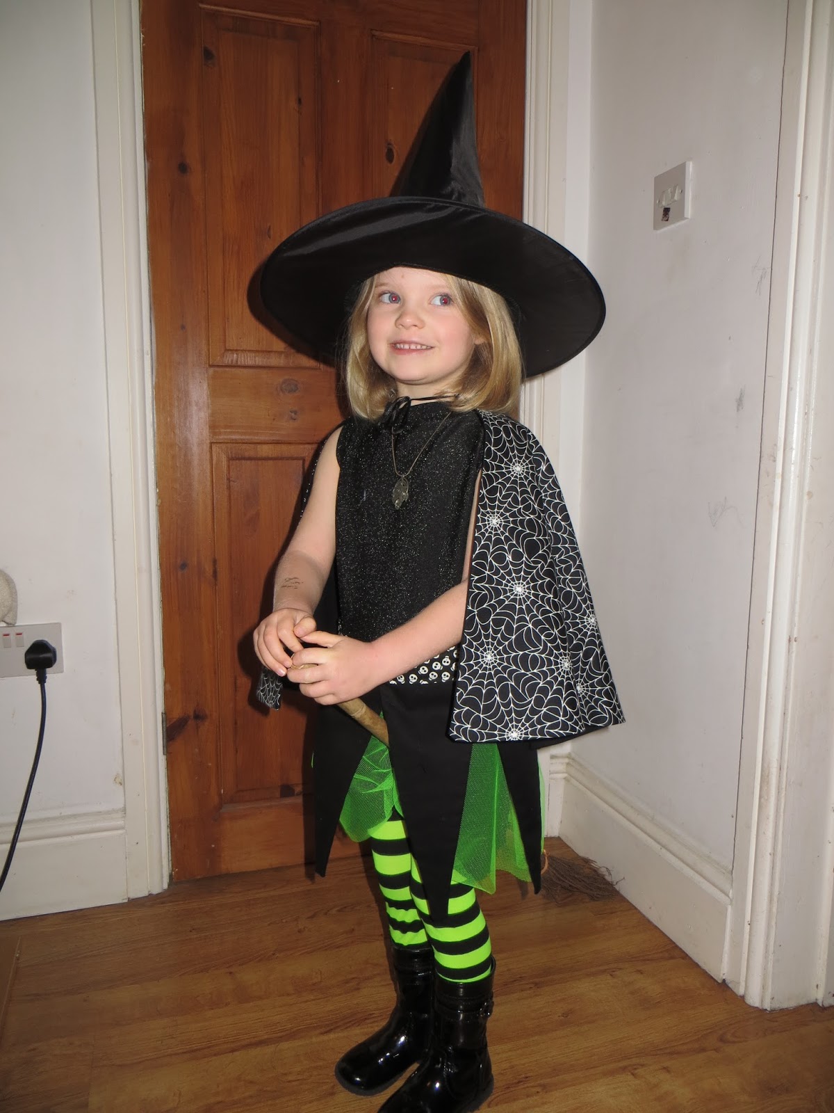 Pelenna Patchworks Collared witch's cloak tutorial how to make a child's cape to go with a