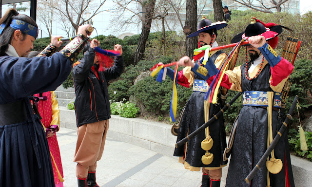 Ensayando saludos de antiguos guardias coreanos