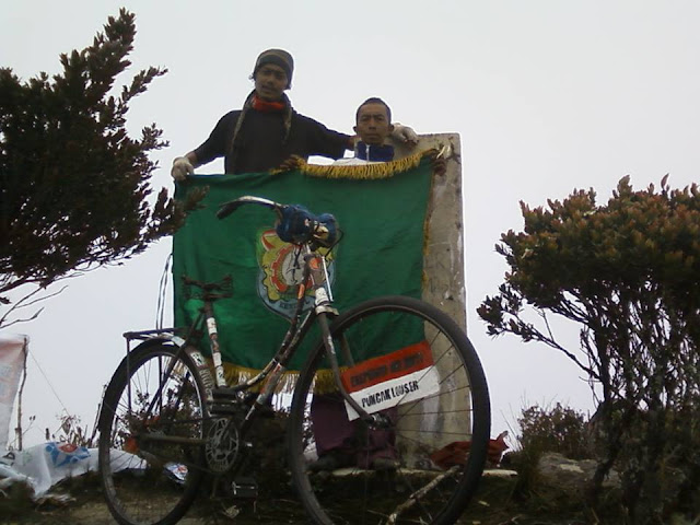 Unik, Kisah Pendaki Taklukkan 27 Puncak Gunung dengan Sepeda Onthel Pertiwi Nusantara Unik, Kisah Pendaki Taklukkan 27 Puncak Gunung dengan Sepeda Onthel Pertiwi Nusantara