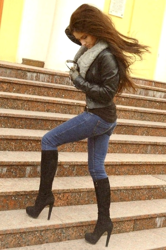 Woman wearing jacket, jeans and boots
