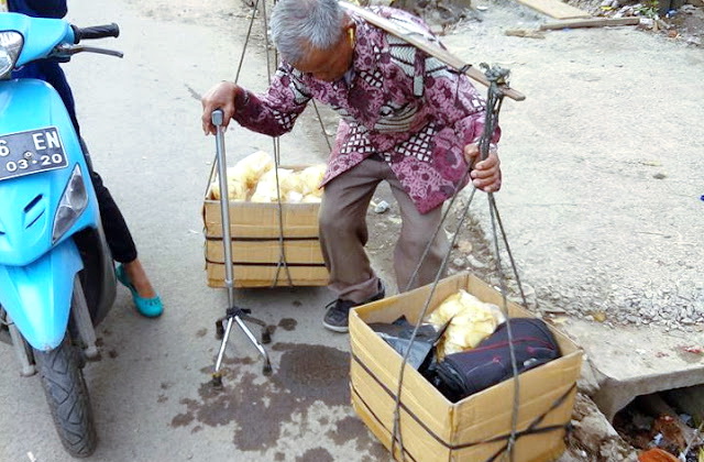 Belilah Dagangannya, Karena Sebenarnya Mereka Hanya Menjaga Diri dari Meminta-minta