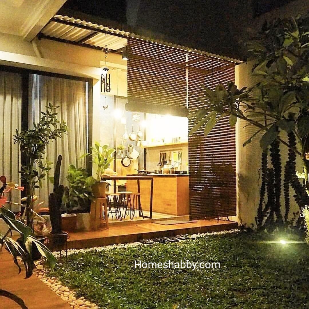 Desain Dapur Terbuka dan Semi Outdoor, Suasana Segar Menghadap Taman