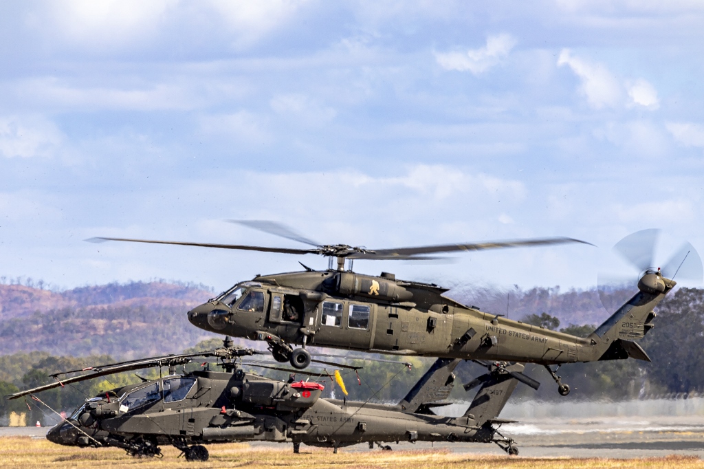 Central Queensland Plane Spotting Some of the 13 US Army Apache and Blackhawk Helicopters