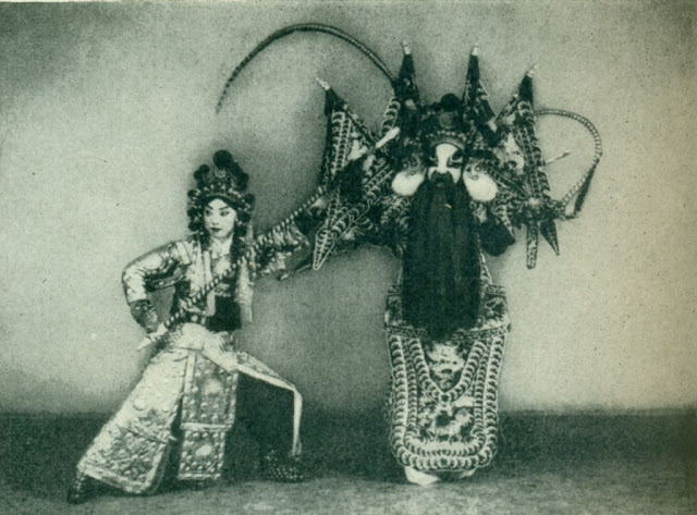 «Мулань уходит в армию», постановка 1917 года. Мулань и предводитель тюрков. В роли воительницы — Мэй Ланьфан