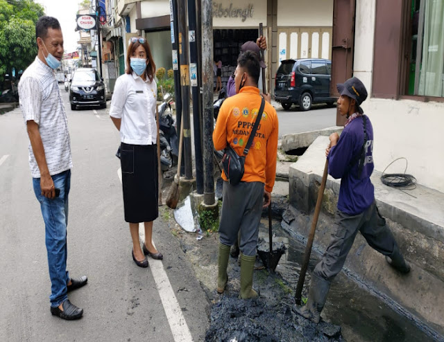 Gotong Royong Kelurahan Sei Rengas 1 Medan Kota Bersihkan Drainase dan Penataan Taman Mini