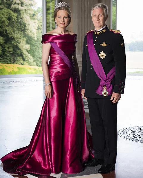 On the occasion of King's Day (Koningsdag), new official photos of Belgian King Philippe and Queen Mathilde. Diamond Tiara, satin gown