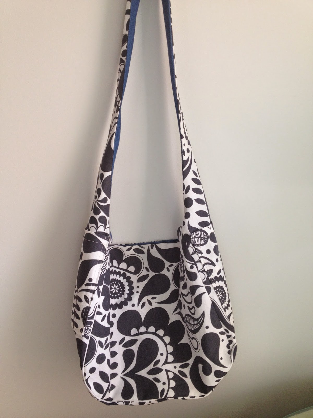 TwoCreativeWomen: How to make a reversible hobo bag