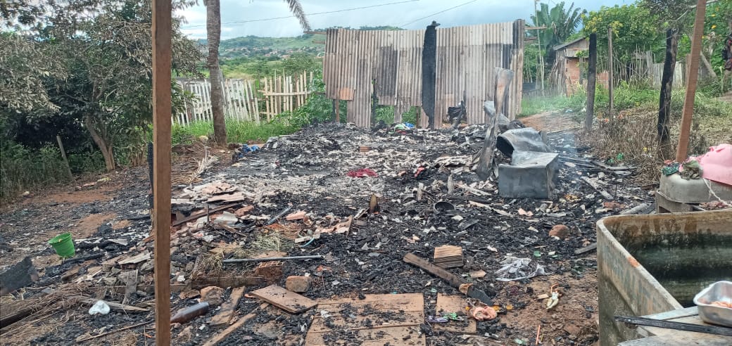 Casa de madeira com cinco pessoas pega fogo em Parauapebas.