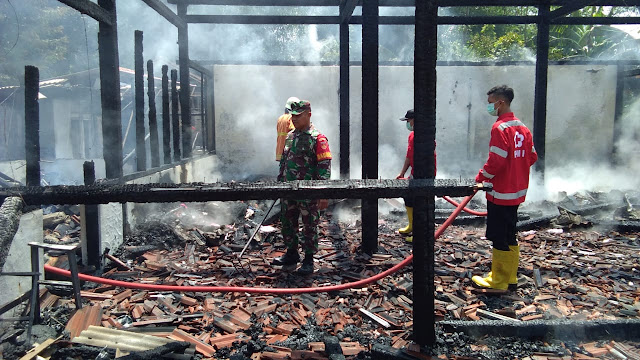 Ludes Tak Tersisa Dilalap Si Jago Merah, Kerugian Ditaksir 300 Juta Ludes Tak Tersisa Dilalap Si Jago Merah, Kerugian Ditaksir 300 Juta