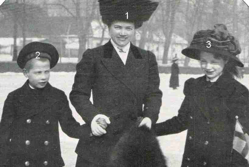 Gotha d'hier et d'aujourd'hui 2 La duchesse de SaxeAltenbourg et deux