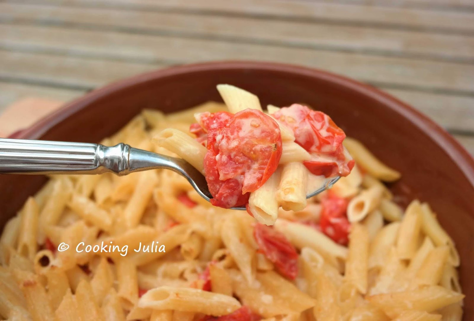 COOKING JULIA PÂTES À LA SAUCE AUX TOMATES CERISES ET PARMESAN