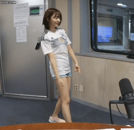 [연예] [움짤]         축구 유니폼 입은 김소혜 -  와이드섬