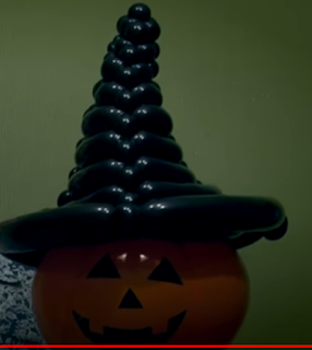 Ballonfigur orang schwarzer kürbis für die Halloweendekoration.