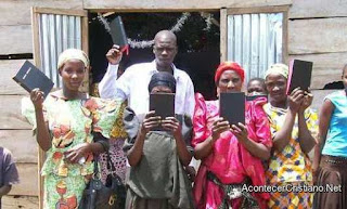 Distribuyen Biblias en África