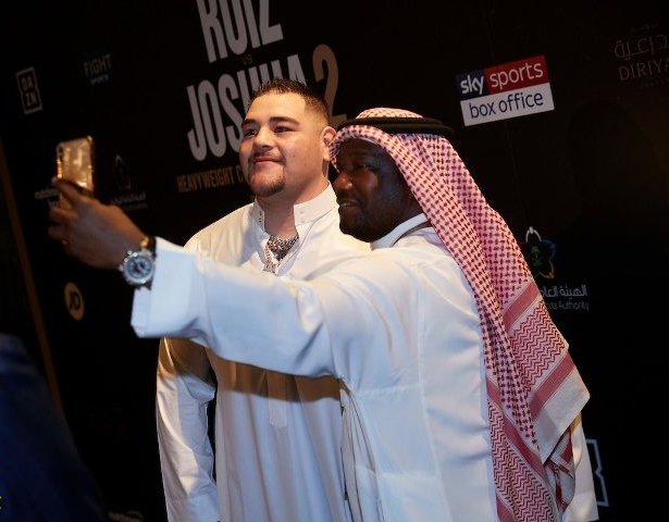 صور الملاكم الأمريكي أندي رويز بالزي السعودي 
