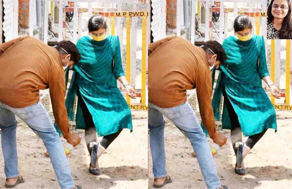 महिला नायब तहसीलदार ने दलित ड्राइवर से जूते सेनेटाइज़ करवाए, फोटो वायरल Raisen-Tahsildar-Shivangi-Khare--sanitized-shoes-from-driver-photo-went-viral-on-social-media-महिला नायब तहसीलदार ने दलित ड्राइवर से जूते की सफाई की, फोटो वायरल