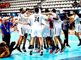 منتخب مصر لكرة اليد للناشئين يدخل التاريخ ويتوج بلقب كأس العالم للمرة الأولى فوز منتخب مصر لكرة اليد بكاس العالم بعد منافسة قوية اما المانية