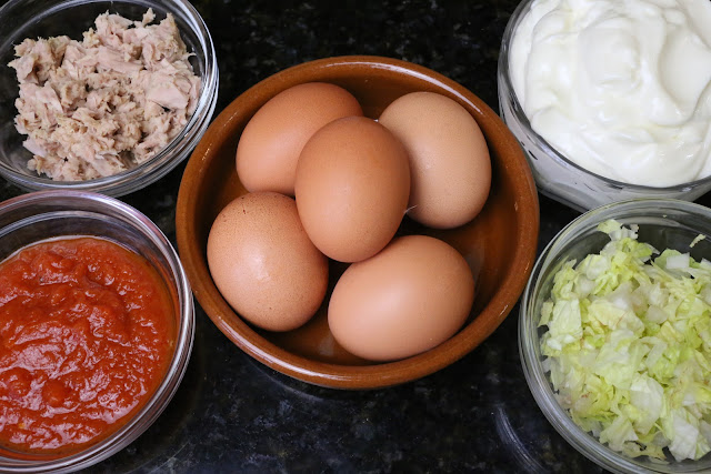Ingredientes para huevos rellenos de atún y tomate