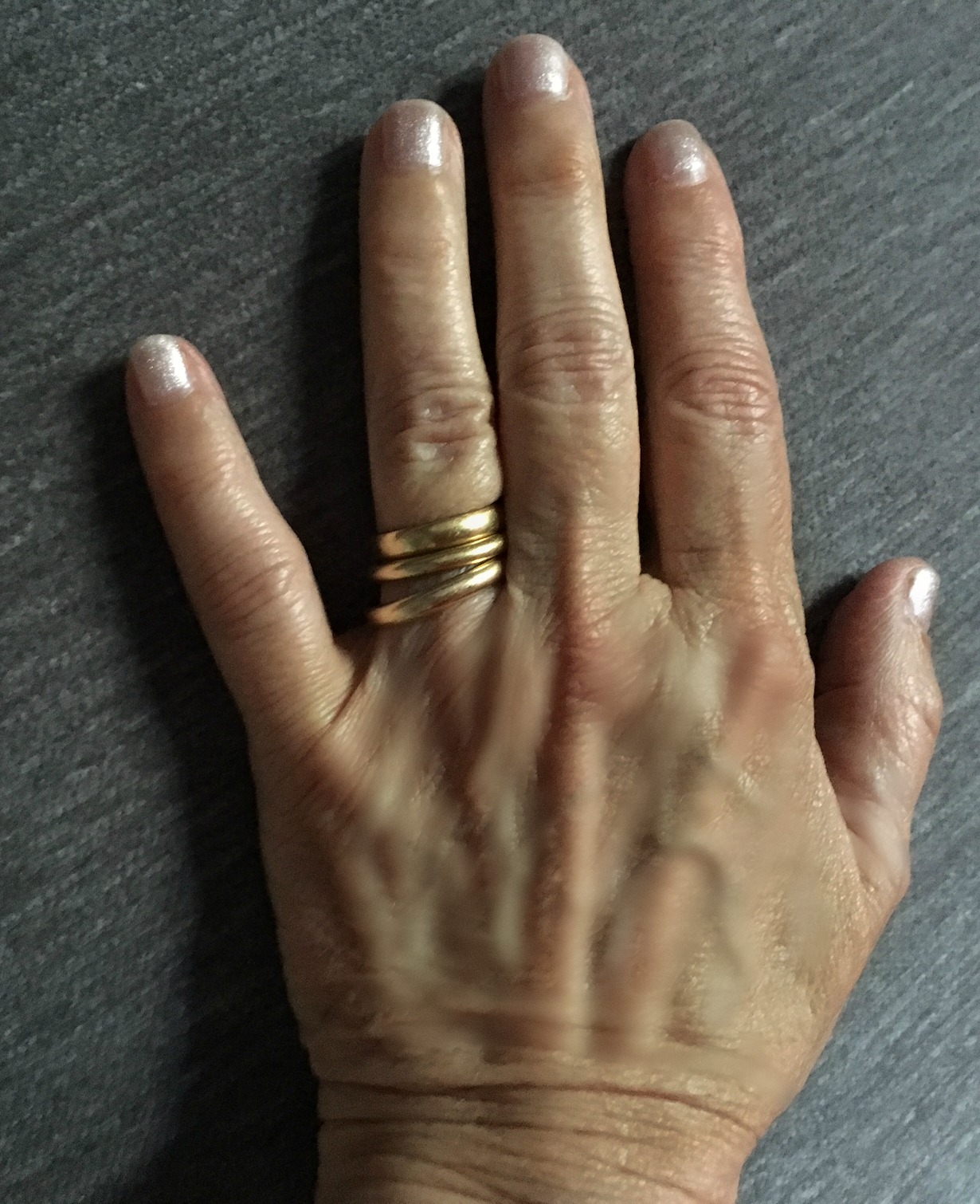 На какой руке носить обручальное кольцо вдове. Кольцо вдовы. Вдовье кольцо на руке. Вдовий палец. Вдовий палец для кольца.
