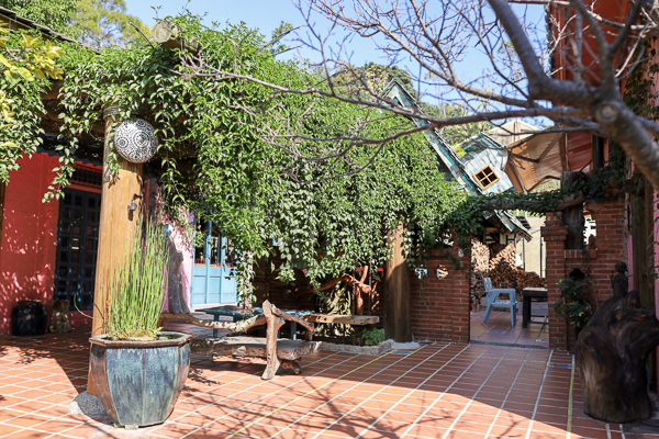 新竹香山柴寮披薩庭園景觀餐廳，童話魔法小屋繽紛特色建築好好拍