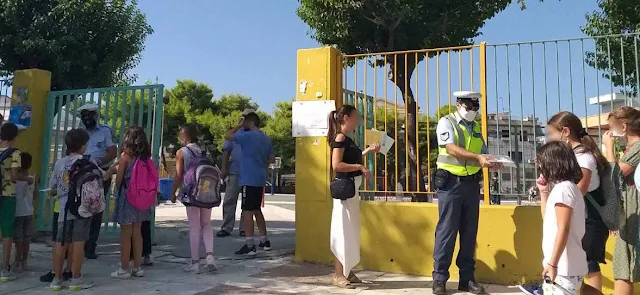 Ενημερωτικά φυλλάδια της τροχαίας σε γονείς και μαθητές δημοτικών σχολείων στην Πελοπόννησο