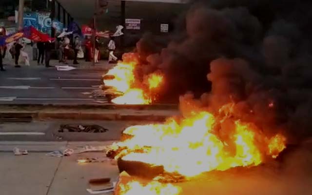 Morre mulher que inalou fumaça de pneus queimados durante protestos