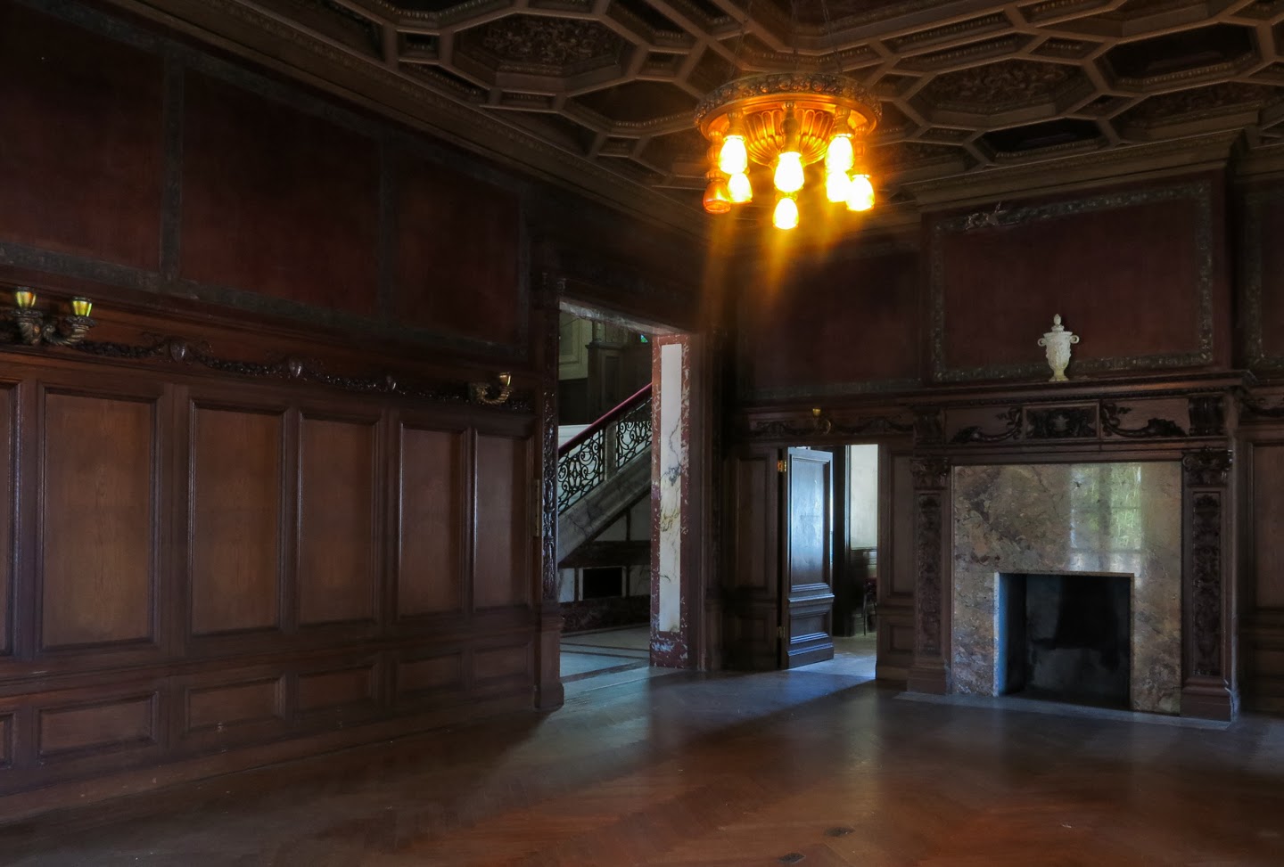 Lucent Moments Swannanoa Palace, a Crumbling Gem that still Shines