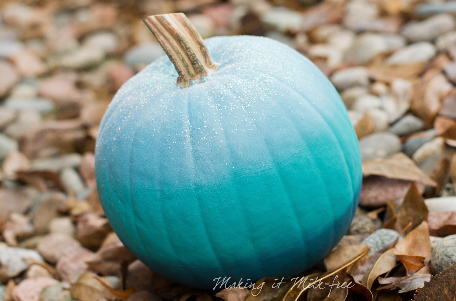 Teal Ombre Pumpkin with Glitter de Making it sans lait | Projet citrouille sarcelle | makingitmilkfree.com