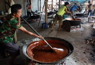 Ha a a a a a a a. . . .a! Bagaimana tuh caranya? Pak Uyud mampu meraih kesuksesan dari jualan Dodol Garut, namun produknya tidak dapat ditemukan pada setiap jengkal kios di Kabupaten Garut. Apalagi latar belakang pendidikannya hanyalah mantan seorang caddy golf. Simak deh. . . . . . . . .