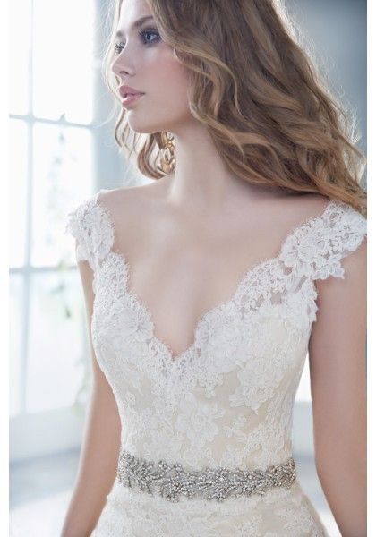 How to Find Your Dream Wedding Dress - WEDDING FLOWERS
