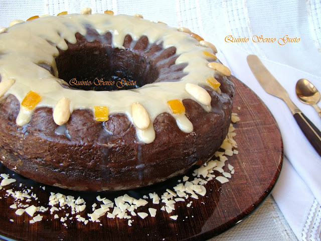 ciambellone al cacao amaro con scorzette d’ arancia candita e glassa alla crema di mandorle 