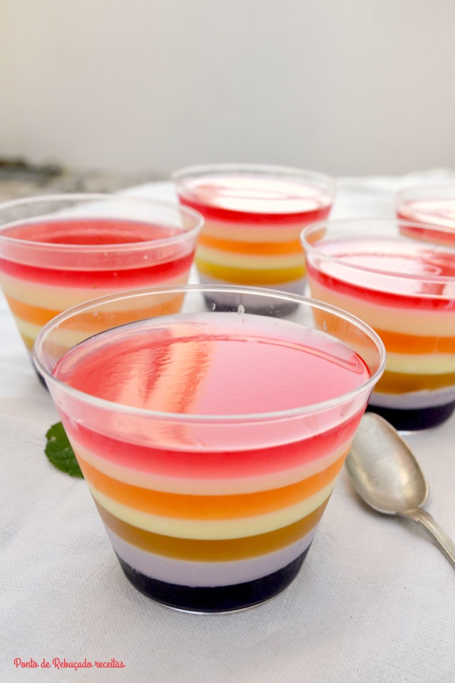 Ponto de Rebuçado Receitas Copos de gelatina arco íris com queijo quark