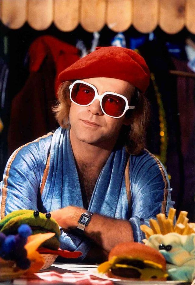 30 Amazing Color Photographs of a Young Elton John in the 1970s