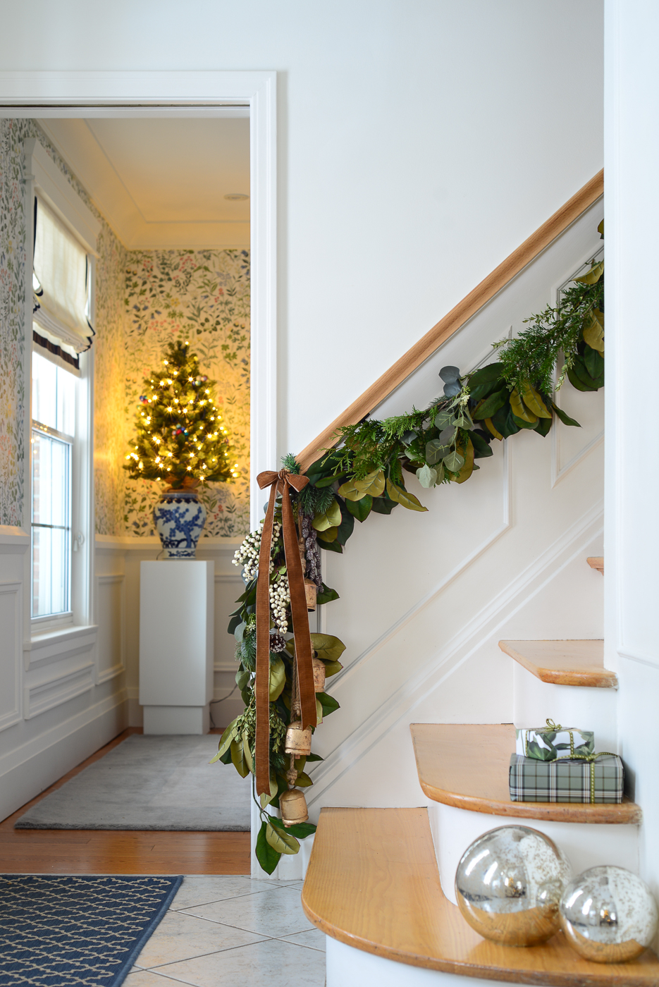 indoor Christmas decoration ideas, Christmas decorating ideas indoor, stairway garland, Christmas garland on stairs