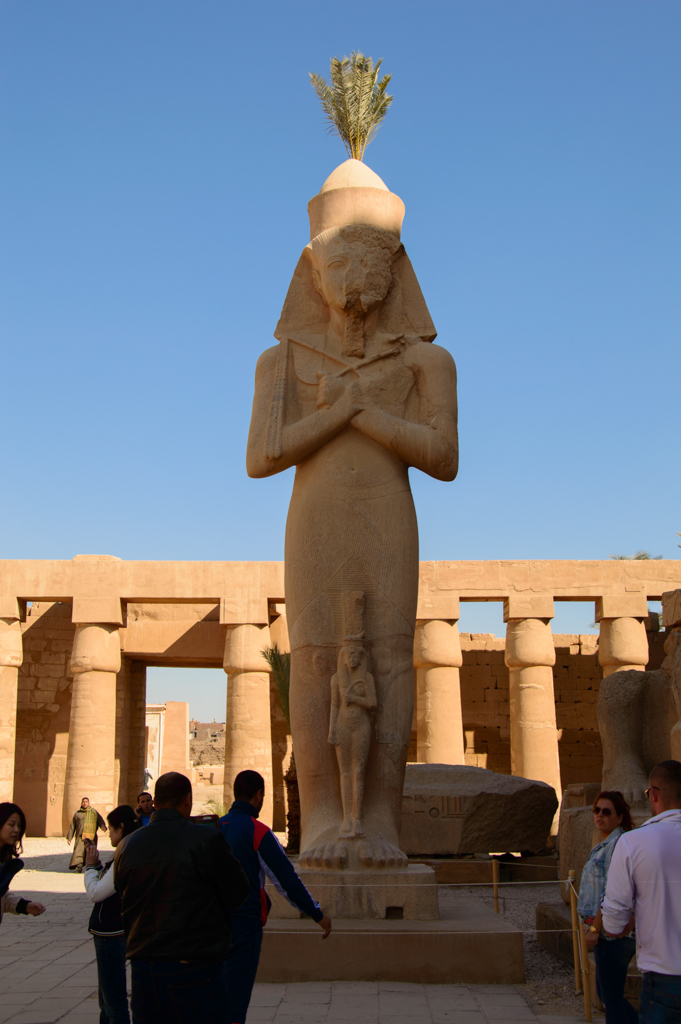 Статуя фараона с женой Нефертери
