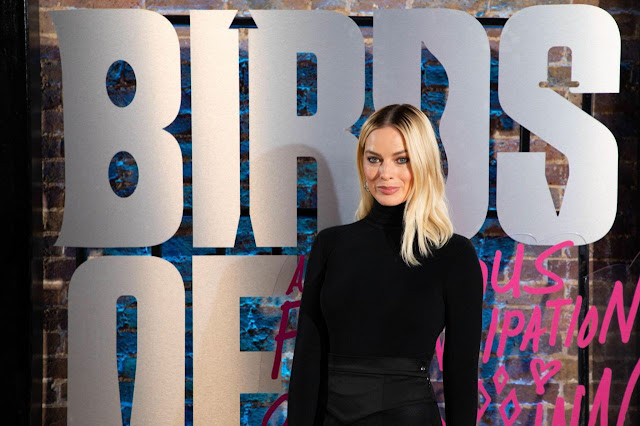 DC COMICS AND ARROWVERSE : Margot Robbie Stunning in black at the ...