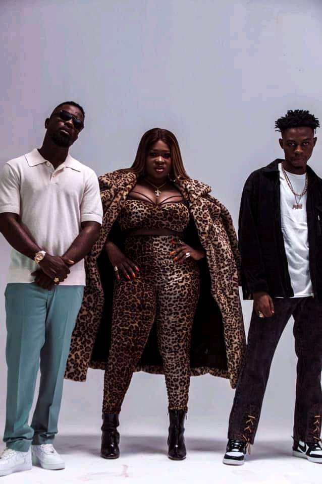 Sista Afia Sika official video ft Sarkodie and Kweku Flick ( Watch video )