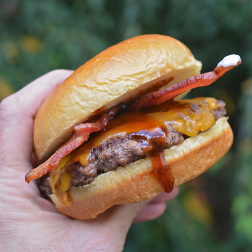 Una deliciosa hamburguesa con queso y tocino